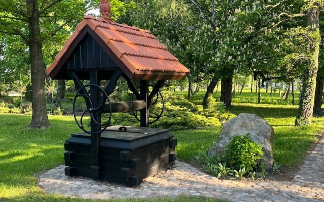 Mini architektura ogrodowa – drewniane studnie, ławki i obudowy