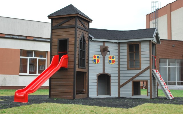 Drewniany plac zabaw w kształcie zamku rycerskiego – niespodzianka dla uczniów z Przasnysza