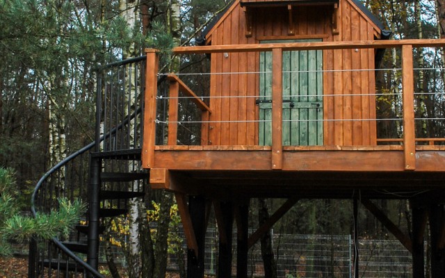 Drewniany domek na drzewie – idealne miejsce zabaw dla najmłodszych