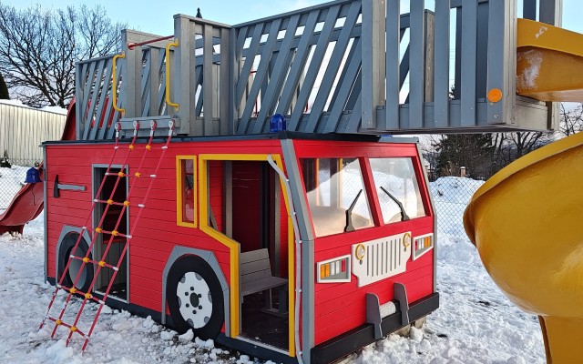 Drewniany plac zabaw w kształcie wozu strażackiego – wyjątkowa atrakcja dla najmłodszych