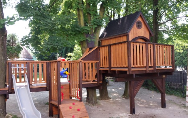 Drewniany domek na drzewie z placem zabaw – bezpieczna i kreatywna przestrzeń dla dzieci w Mikołowie
