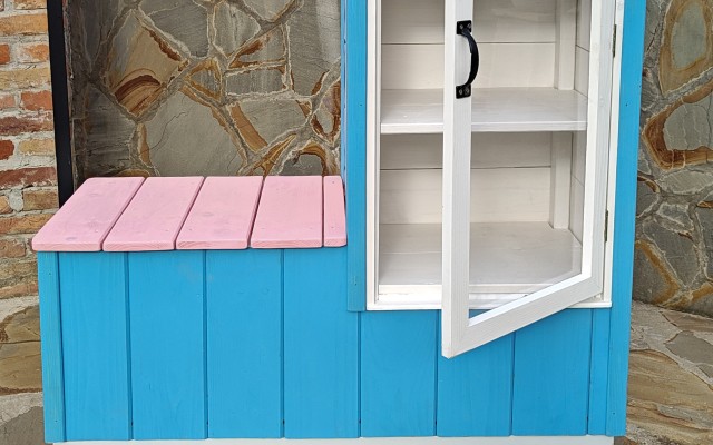 Drewniana biblioteczka plenerowa – przestrzeń, która rozwija wyobraźnię dzieci