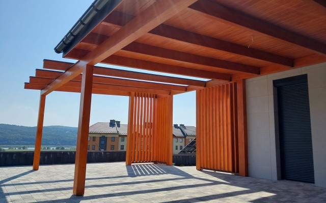 Jak dbać o drewniane konstrukcje jesienią, aby służyły przez lata?