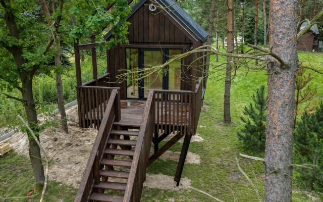 Domek na drzewie palisander 350x350 cm z tarasem – całoroczny domek marzeń od Krokiewki