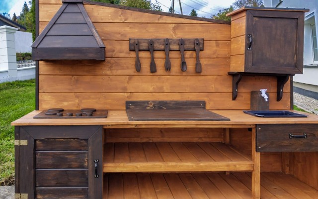 Drewniana kuchnia błotna z wbudowanym zbiornikiem na wodę – kreatywna zabawa na świeżym powietrzu dla dzieci