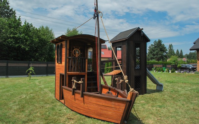 Drewniany plac zabaw w kształcie statku kutra – wyjątkowa konstrukcja do ogrodu i przestrzeni publicznej