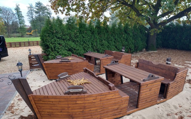 Stół z ławkami w kształcie szalupy – efektowny i solidny zestaw ogrodowy z litego drewna