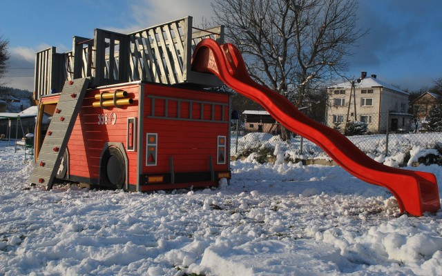 Sezon zimowy a drewniane konstrukcje ogrodowe