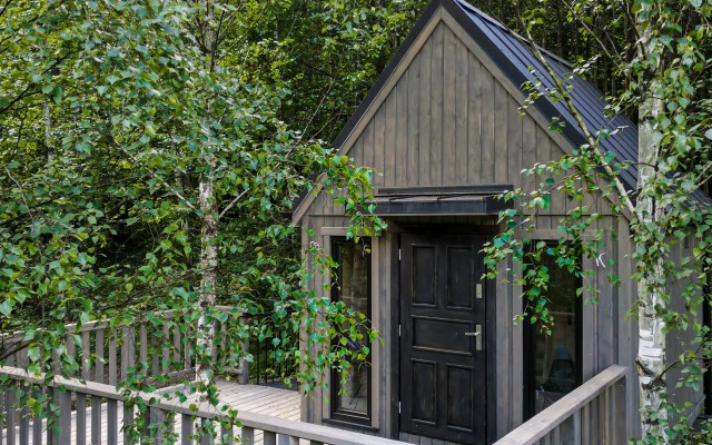 Domek na drzewie z ociepleniem