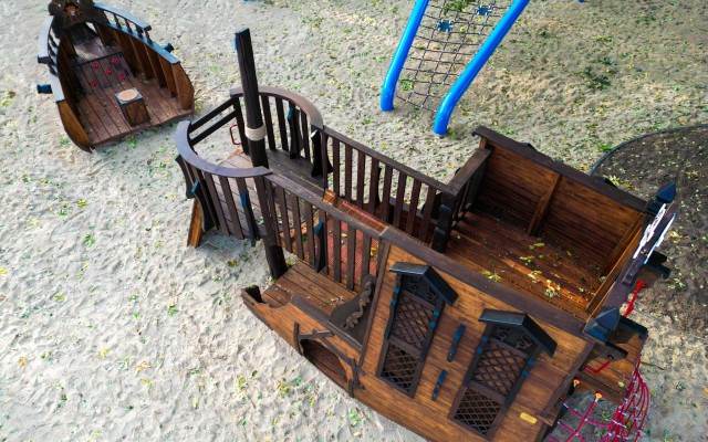 Plac Zabaw, który uczy — drewniane konstrukcje edukacyjne