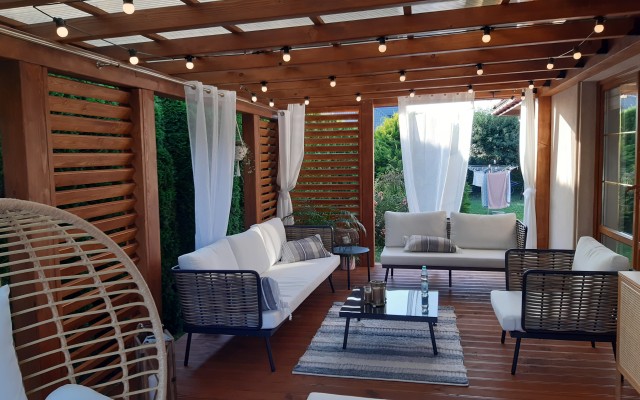 Jak drewno zmienia estetykę ogrodu