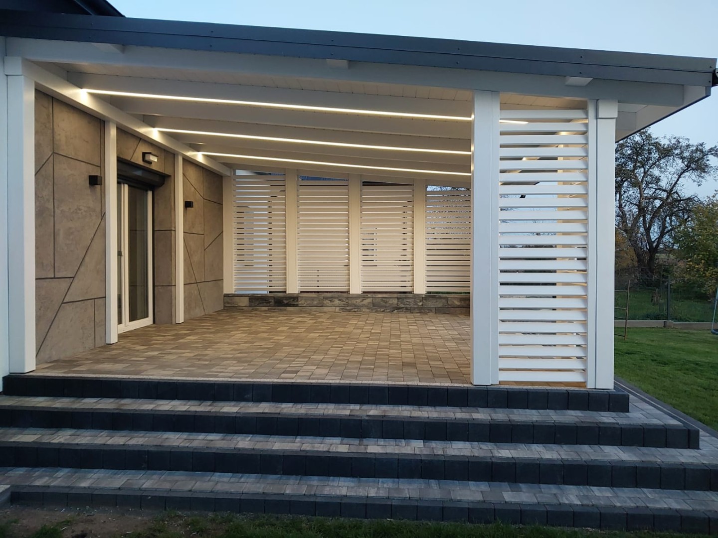 zadaszenie tarasu kryte blachą