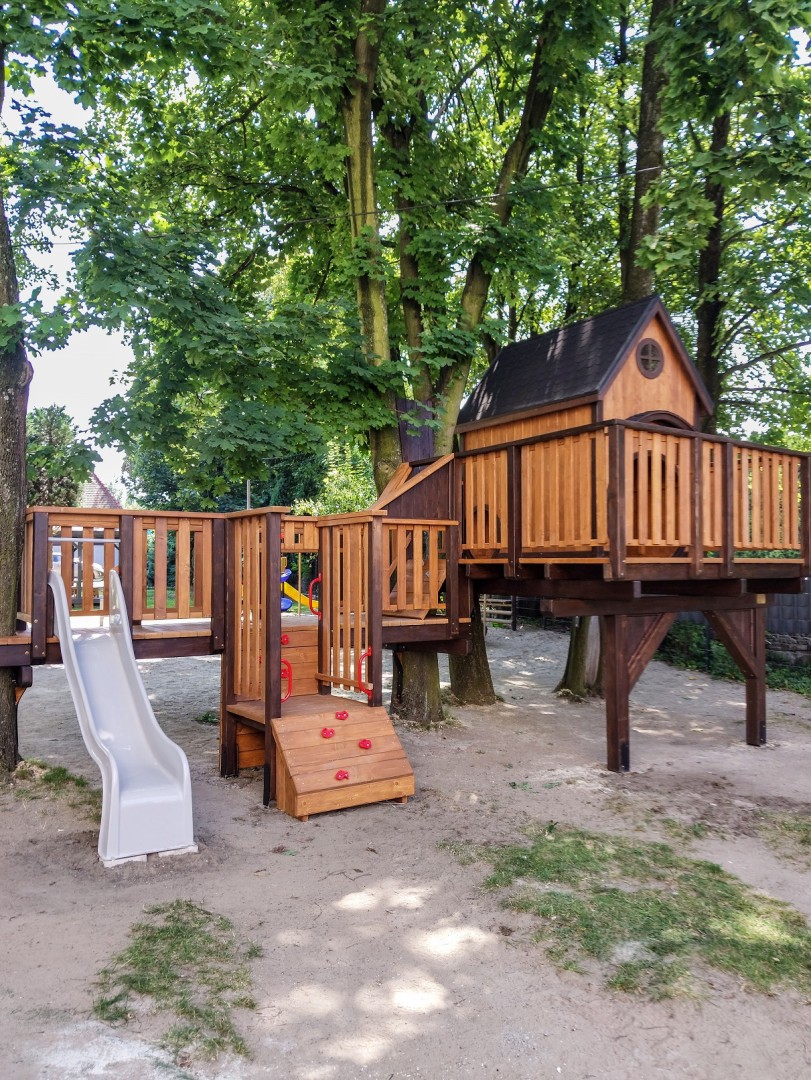 Domek na drzewie z placem zabaw w Mikołowie
