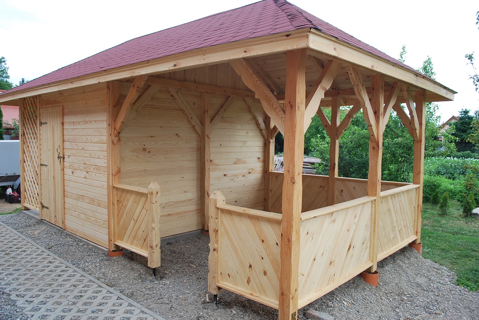 altana połączona z domkiem ogrodowym i drewutnią