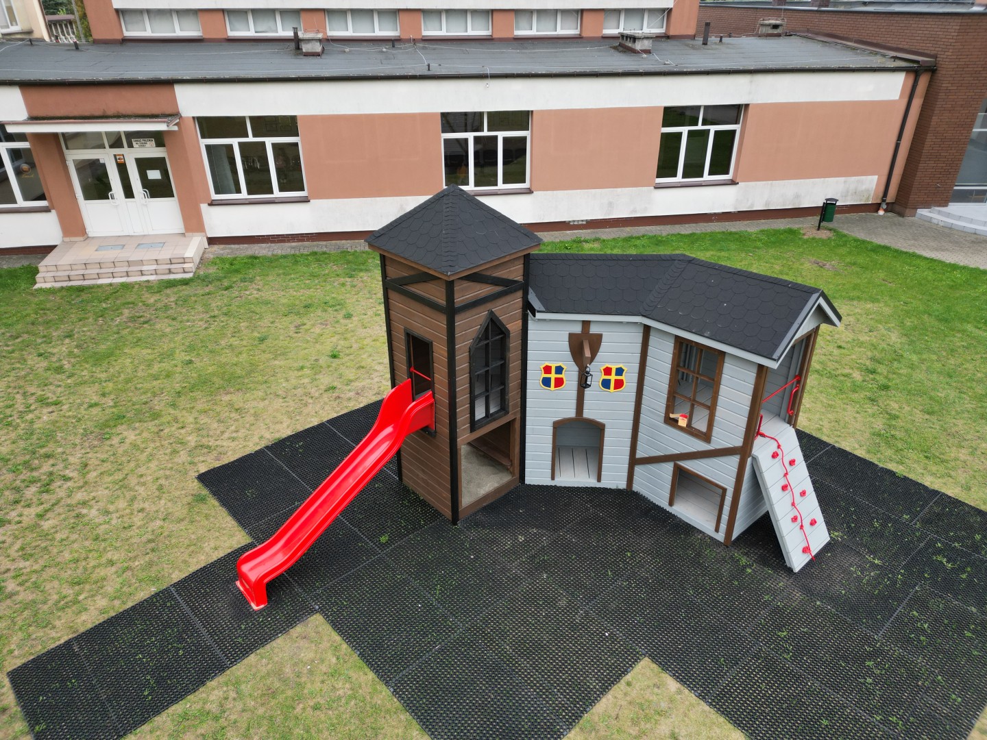 Rycerski plac zabaw dla dzieci z drewna