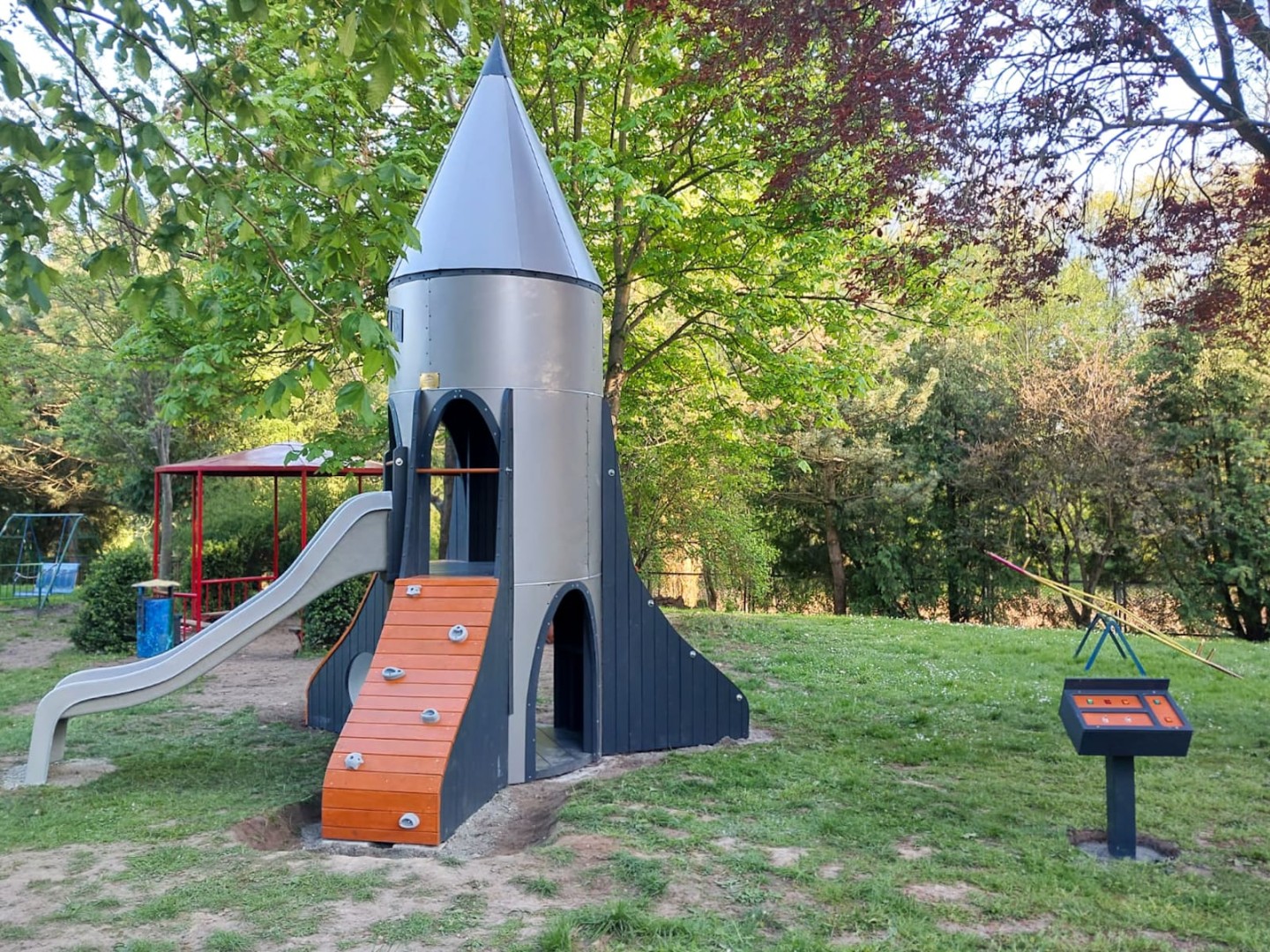 plac zabaw rakieta kosmiczna-25 A (5).jpg