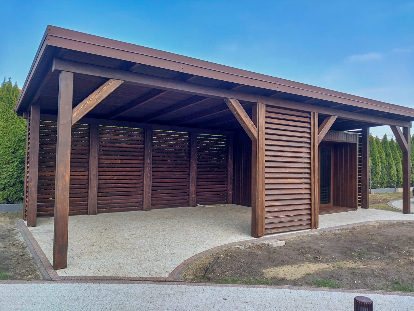 altana ogrodowa z miejscem na jacuzzi