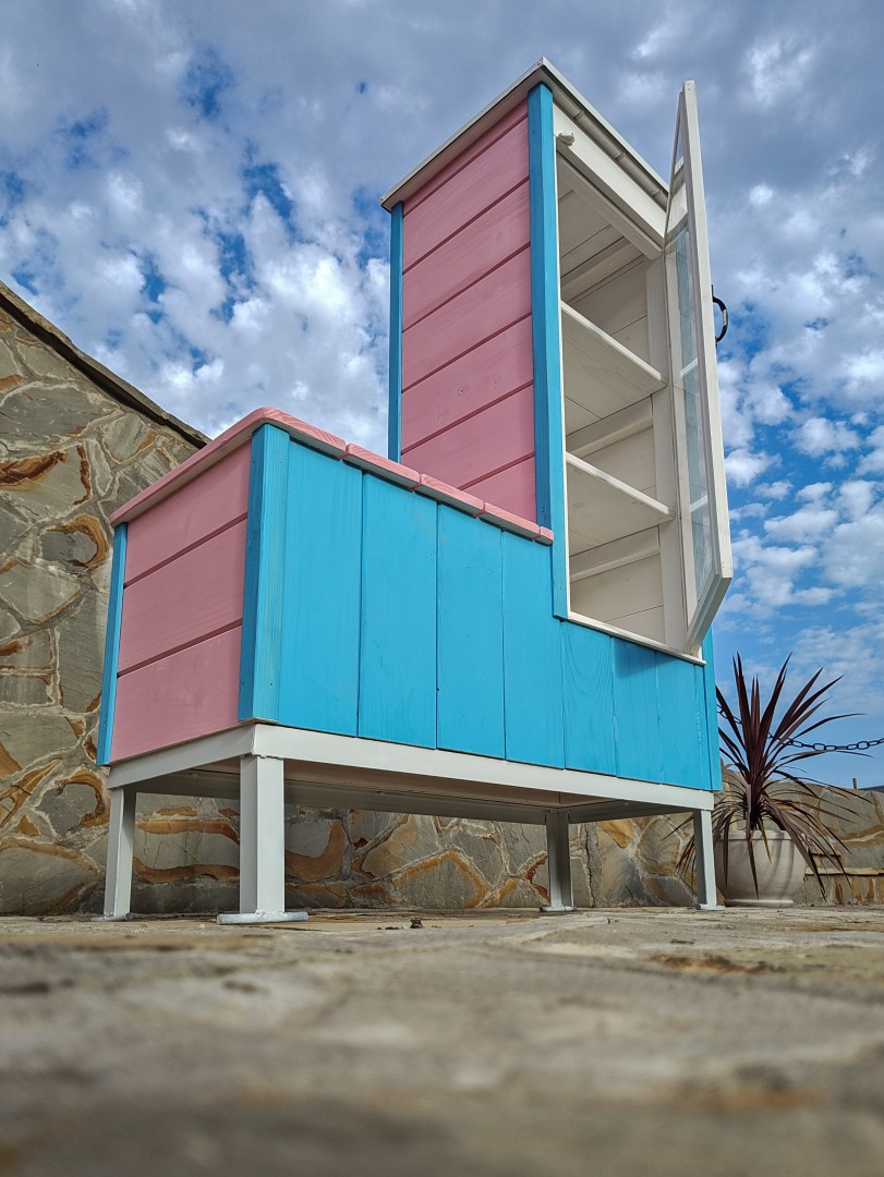 Biblioteczka plenerowa z siedziskiem i trzema półkami w Warszawie