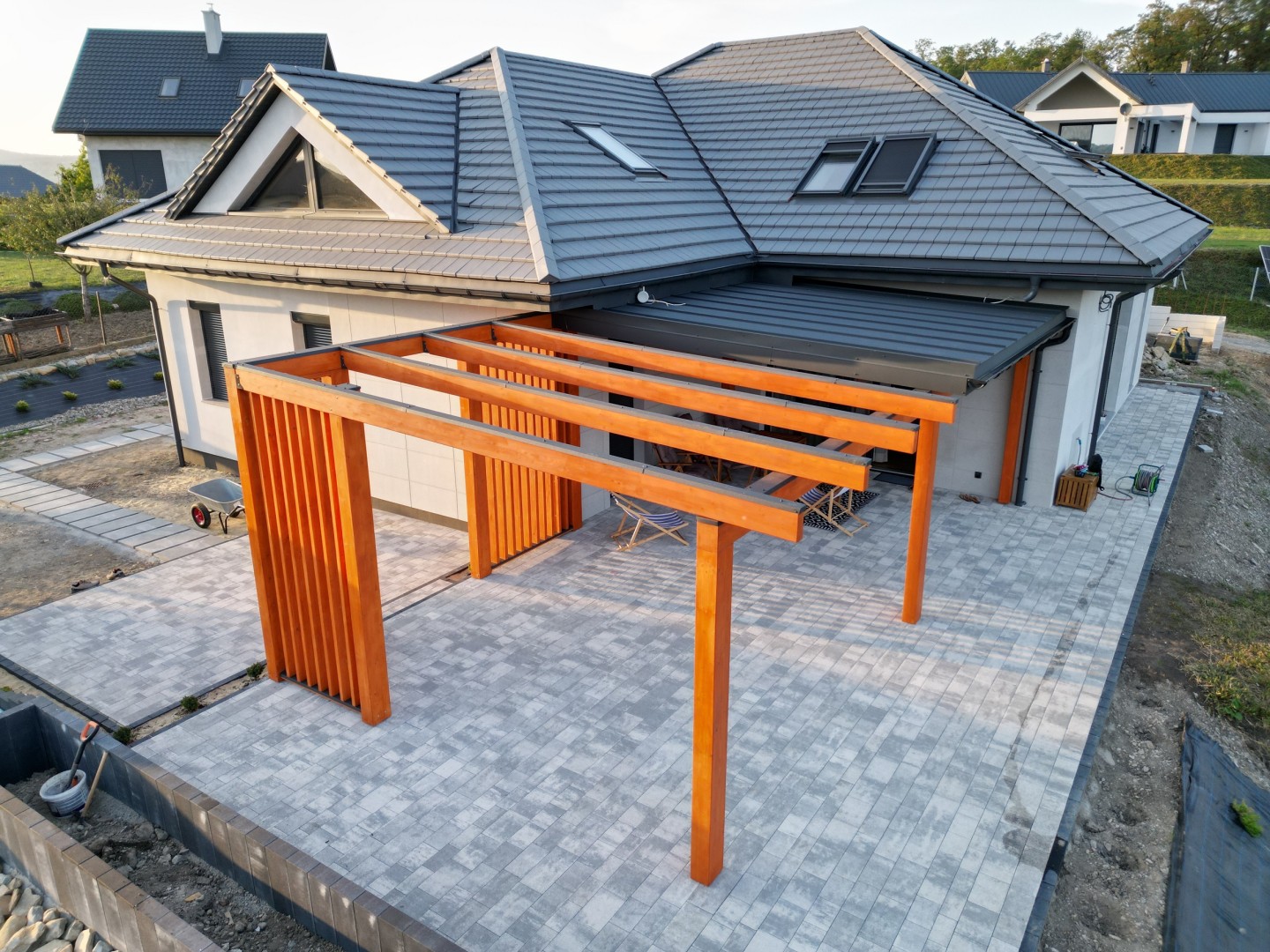 nowoczesna pergola drewniana z lamelami prze domu