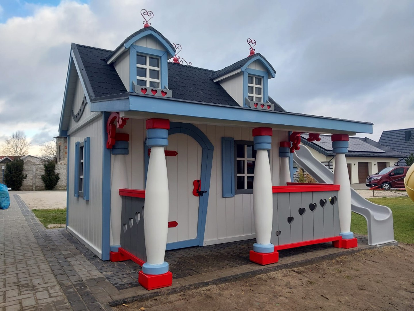 Domek ogrodowy dla dzieci w ogrodzie przydomowym