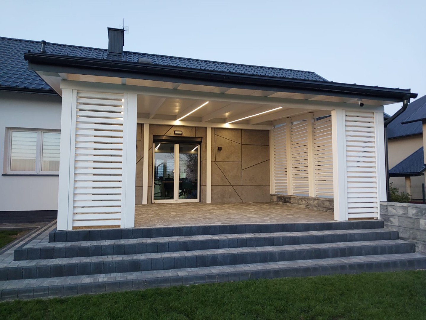 nowoczesne zadaszenie tarasu w kolorze białym