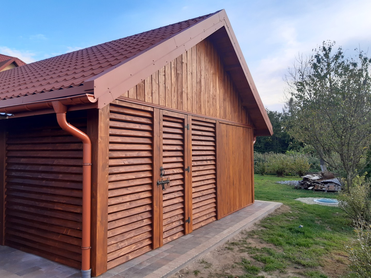 garaż drwniany z miejscem do przechowywania