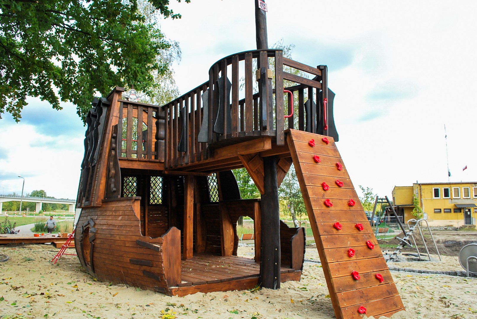 Plac zabaw w kształcie wraku statku pirackiego