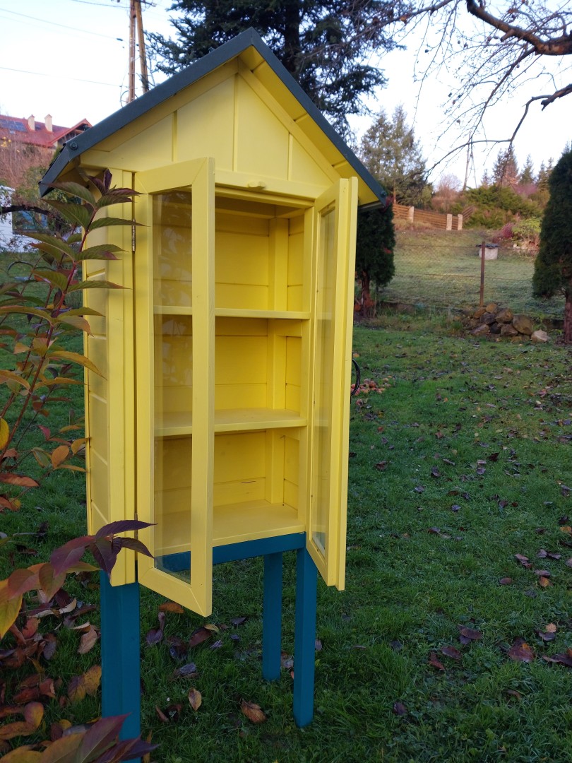 ziolono żółta biblioteczka plenerowa