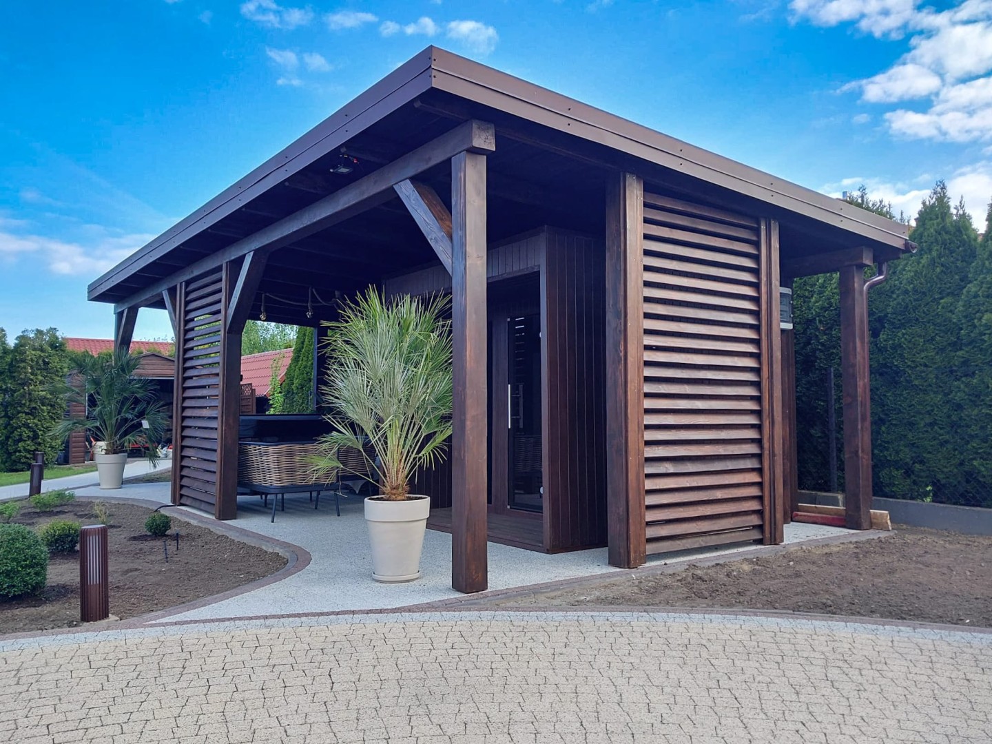 nowoczesna altana drewniana z lamelami.jpg