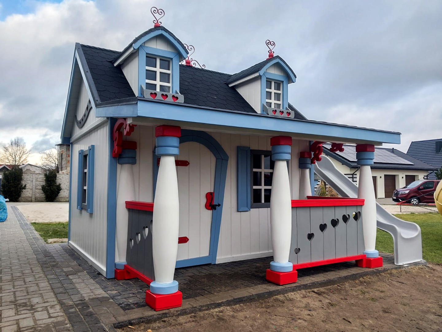 Domek ogrodowy dla dzieci z tarasem