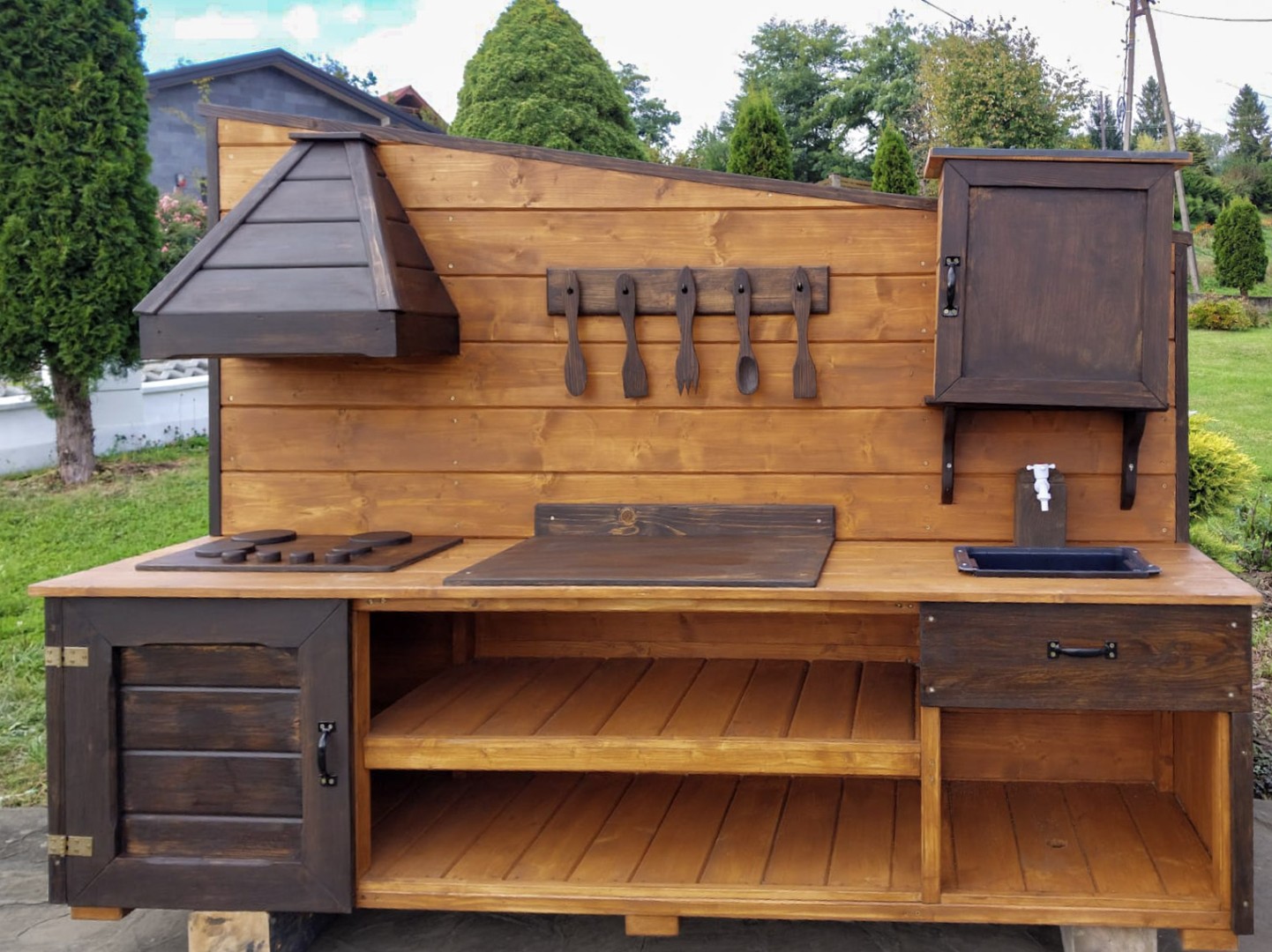 kuchnia błotna z pojemnikiem na wodę.jpg