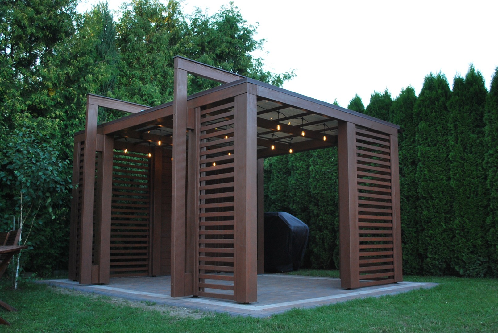 nowoczesna altana dopasowana do ogrodu