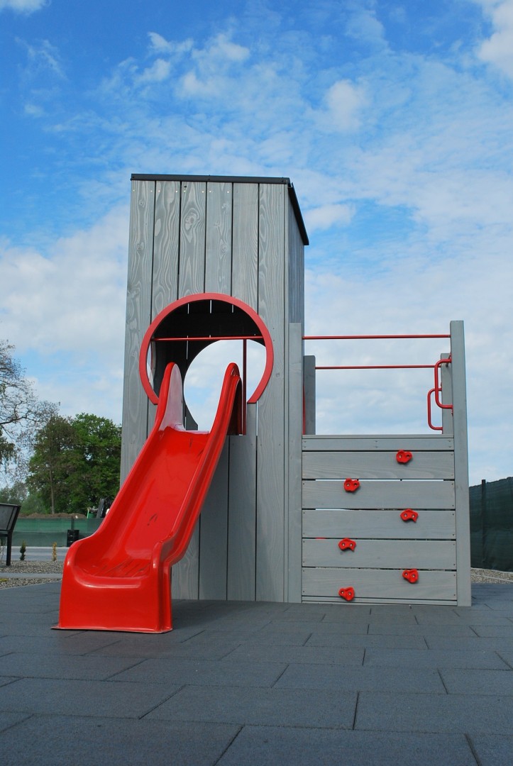 nowoczesny plac zabaw wieżyczka kostka