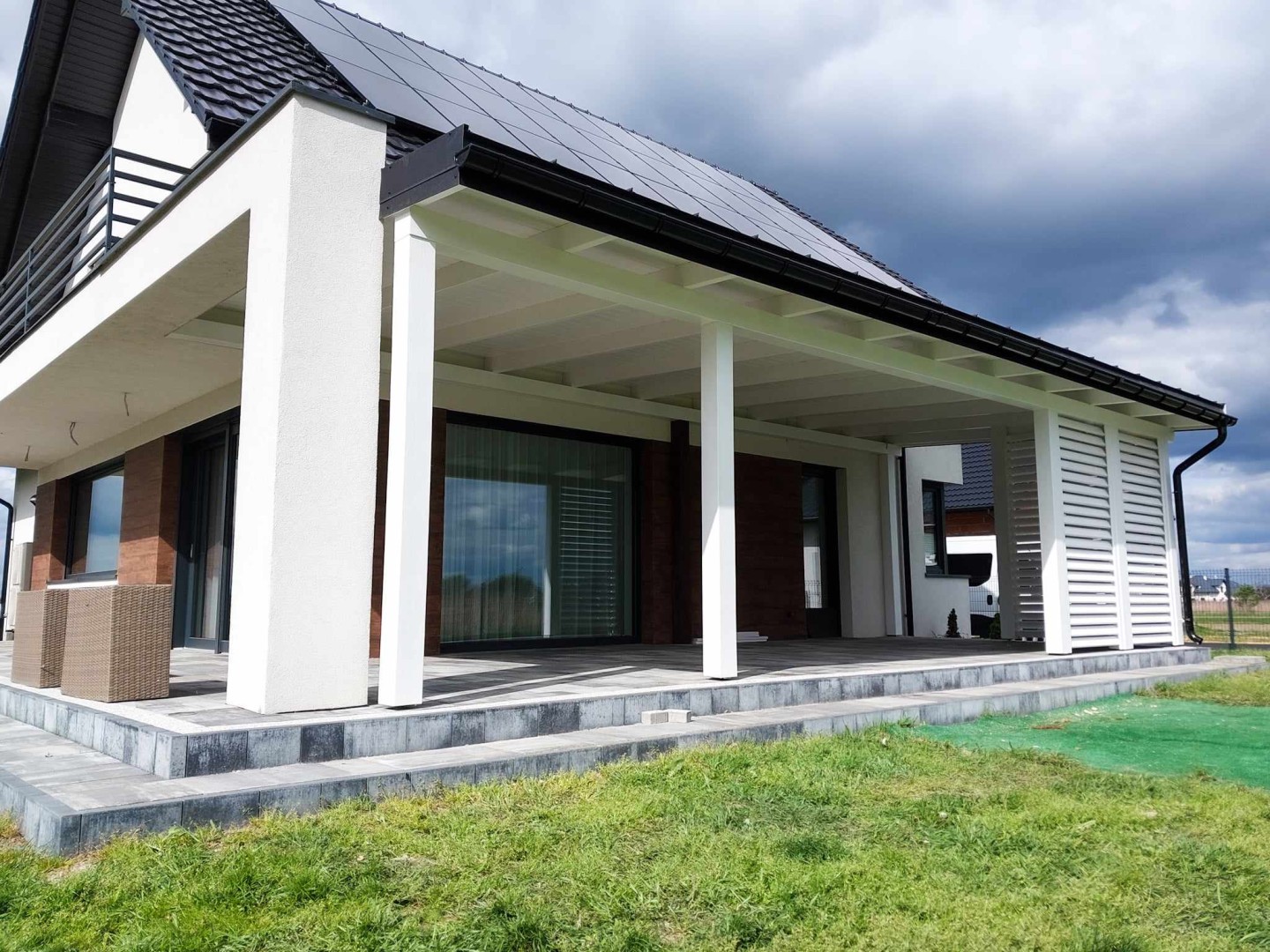 zadaszenie tarasu w kolorze białym.jpg