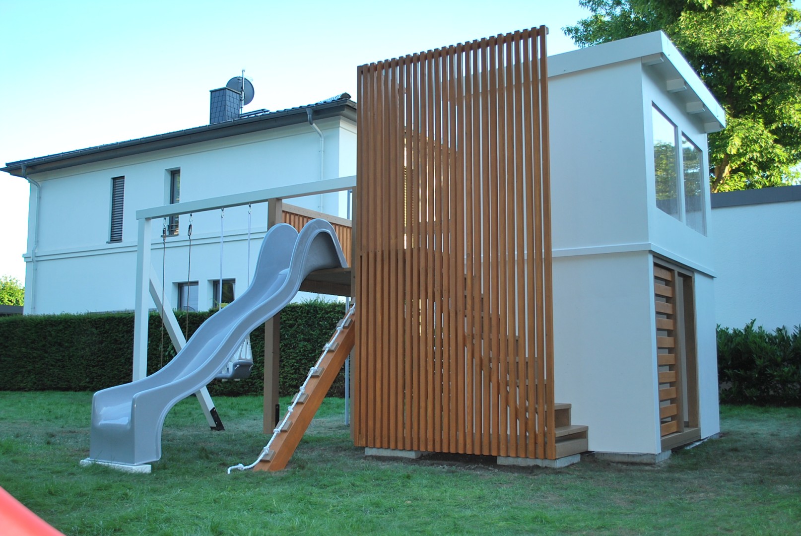 Drewniany domek zabawowy dla dzieci