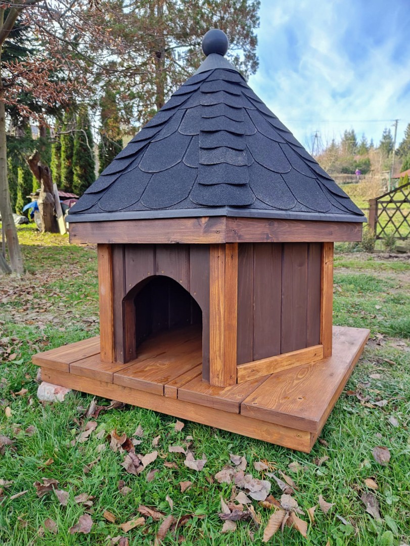 Drewniany, ocieplany domek dla kaczek na platformie