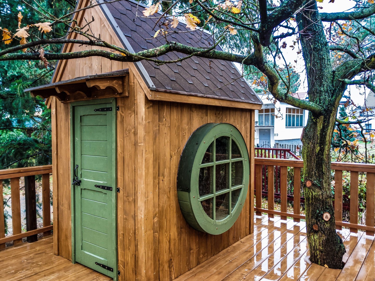 domek na drzewie 19 z okrągłym oknem (5).jpg