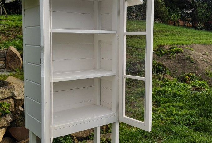 drewniana biblioteczka plenerowa zamykana na książki