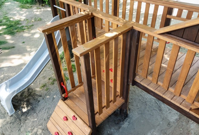 Domek dla dzieci ze ślizgiem