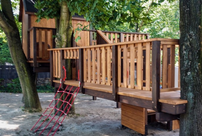 Domek na drzewie z pajęczyną linową