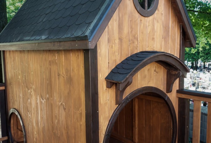 Drewniany domek dla dzieci