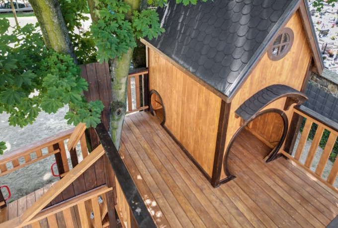 Domek na drzewie z tarasem