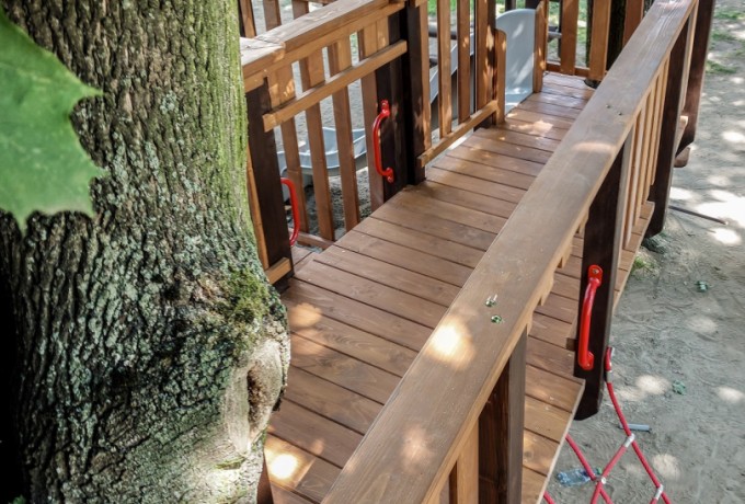 Domek na drzewie z kładką