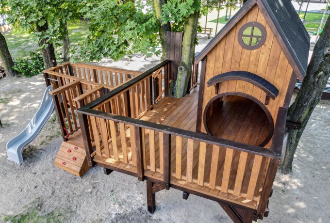 Domek na drzewie z placem zabaw