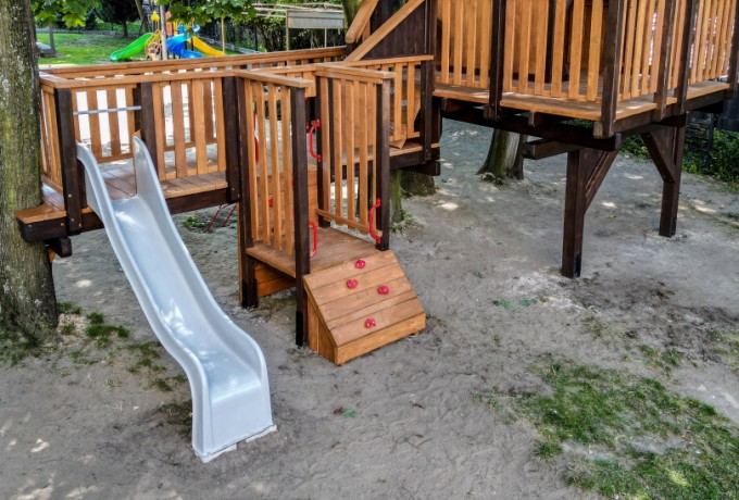 Domek na drzewie ze ślizgiem