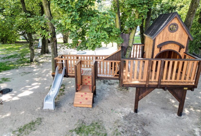 Domek na drzewie pokryty gontem bitumicznym