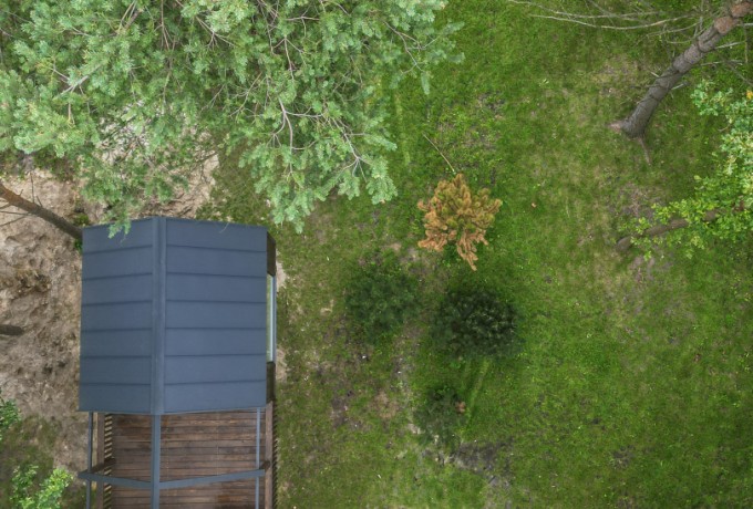 Dach na rąbek z blachy i orynnowanie domku na drzewie Model 04