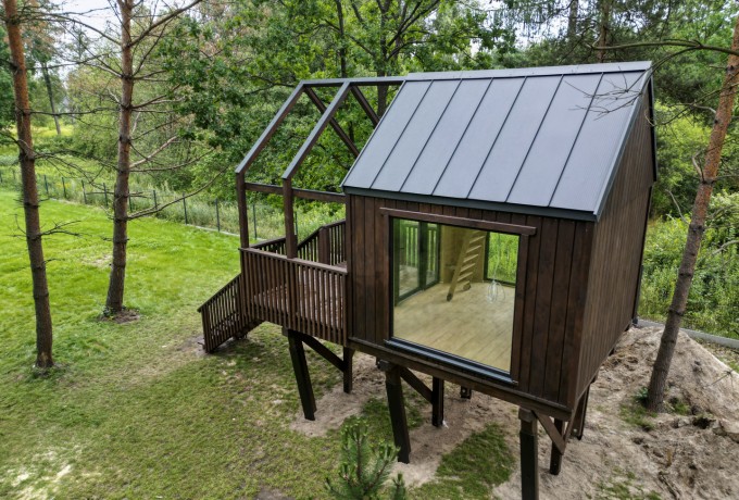 Domek na drzewie z antresolą i oknami PCV w kolorze palisander