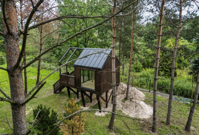 Ogród z domkiem na drzewie palisander – realizacja pracowni stolarskiej Krokiewka