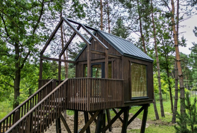 Domek na drzewie Model 04 w kolorze palisander 350x350 cm z tarasem 200x350 cm